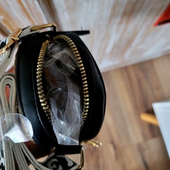 NWT Disney Raffia Mickey Mouse Crossbody - Picture 9 of 10